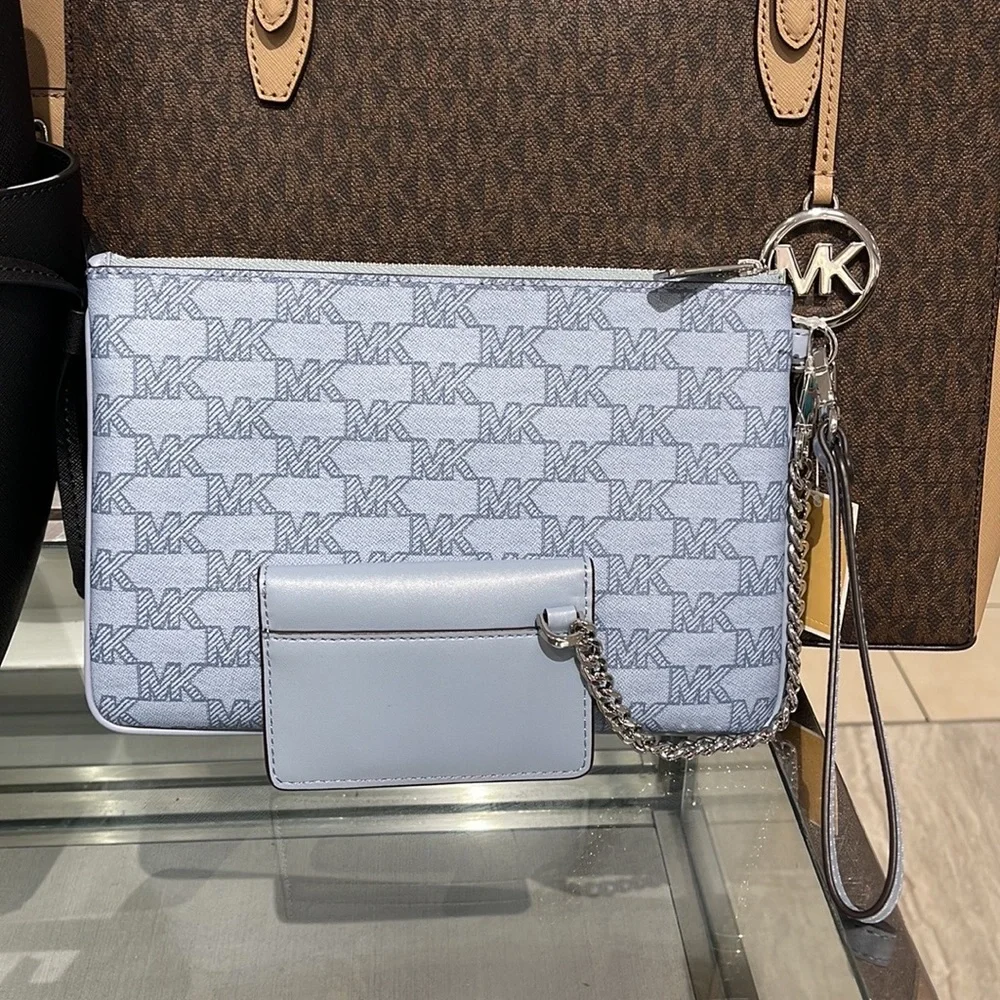 MICHAEL KORS JET SET ITEM LG 2 in 1 CARD CASE & WRISTLET
Pale Blue 
NWT - Picture 4 of 16